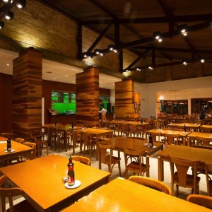 Vista noturna da área de refeição dos clientes.