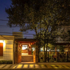 Vista noturna do acesso 1 de pedestres.