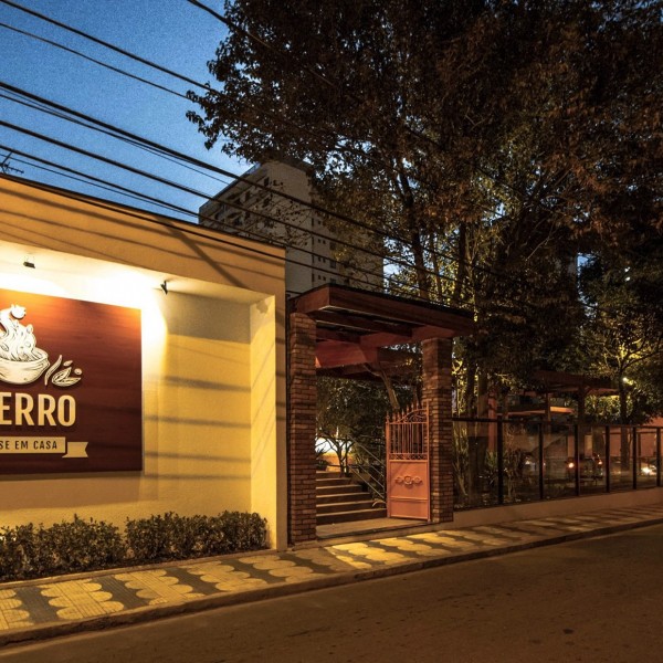 Vista noturna da fachada remodelada .