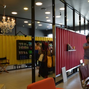 Estrutura metálica com telhas coloridas dividiram os ambientes e criaram identidade visual ao salão. (Ar:Co – Arquitetura Cooperativa).