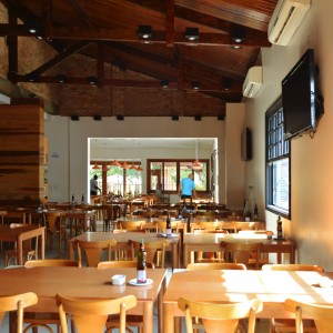 Vista diurna da área de refeição dos clientes.