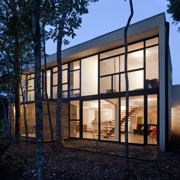 Vista noturna do bosque para o edifício.