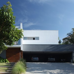Vista frontal da residência 3. (Ar:Co – Arquitetura Cooperativa).