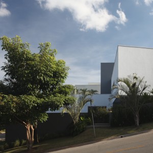 Vista lateral da residência. (Ar:Co – Arquitetura Cooperativa).