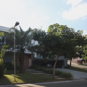 Vista frontal da residência 4. (Ar:Co – Arquitetura Cooperativa).