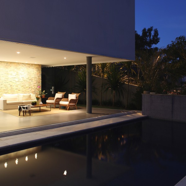 Vista da piscina para a área de estar externo 4. (Ar:Co – Arquitetura Cooperativa).