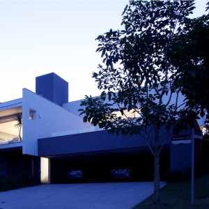 Vista frontal da residência 2 – noturna. (Ar:Co – Arquitetura Cooperativa).