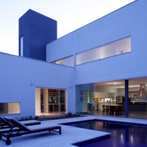 Vista da piscina para a área de estar externo 2. (Ar:Co – Arquitetura Cooperativa).