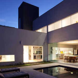 Vista da piscina para a área de estar externo 3. (Ar:Co – Arquitetura Cooperativa).