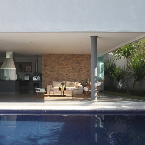 Vista da piscina para a área de estar externo 1. (Ar:Co – Arquitetura Cooperativa).