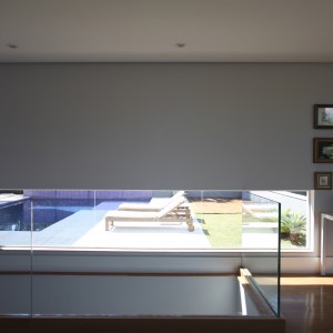 Vista da sala de estar para a piscina. (Ar:Co – Arquitetura Cooperativa).