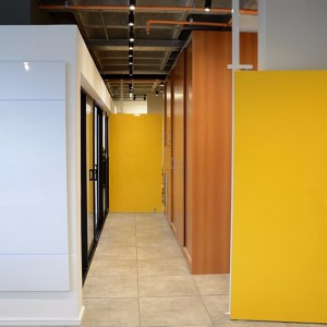 Vista da área de equipe para o corredor de circulação. (Ar:Co – Arquitetura Cooperativa).