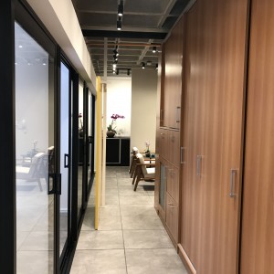 Corredor de acesso para as salas. (Ar:Co – Arquitetura Cooperativa).