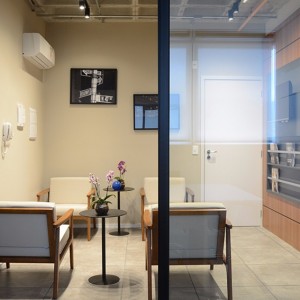 Vista da Recepção da sala de reunião. (Ar:Co – Arquitetura Cooperativa).