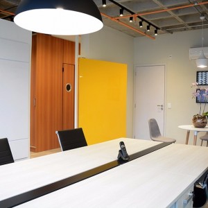 Vista da Sala de Equipe / Recepção. (Ar:Co – Arquitetura Cooperativa).