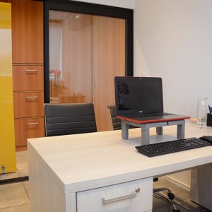 Vista da Sala da Diretoria para o corredor de acesso. (Ar:Co – Arquitetura Cooperativa).