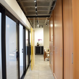 Vista do corredor de acesso para a Recepção. (Ar:Co – Arquitetura Cooperativa).