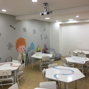 Vista Laboratório Criativo Kids 4, com customização das paredes, porta e mesas. (Layout 2). (Ar:Co – Arquitetura Cooperativa).