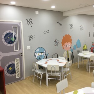Vista Laboratório Criativo Kids 5, com customização das paredes, porta e mesas. (Layout 2). (Ar:Co – Arquitetura Cooperativa).