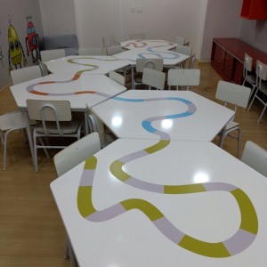 Vista Laboratório Criativo Kids 6, com customização das paredes, porta e mesas. (Layout 1). (Ar:Co – Arquitetura Cooperativa).