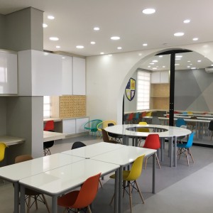 Vista da Incubadora de Aulas / Espaço de Experimentação 1 (Sala Conceito – Layout 1). (Ar:Co – Arquitetura Cooperativa).