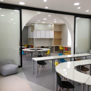 Vista da Incubadora de Aulas / Espaço de Experimentação 2 (Sala Conceito – Layout 1). (Ar:Co – Arquitetura Cooperativa).