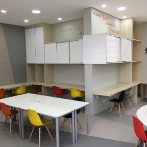 Vista da Incubadora de Aulas / Espaço de Experimentação 6 (Sala Conceito – Layout 2). (Ar:Co – Arquitetura Cooperativa).