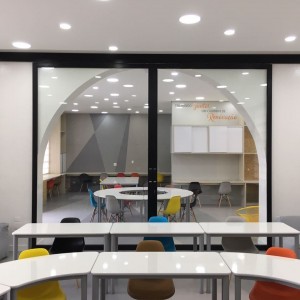 Vista da Incubadora de Aulas / Espaço de Experimentação 3 (Sala Conceito – Layout 1). (Ar:Co – Arquitetura Cooperativa).