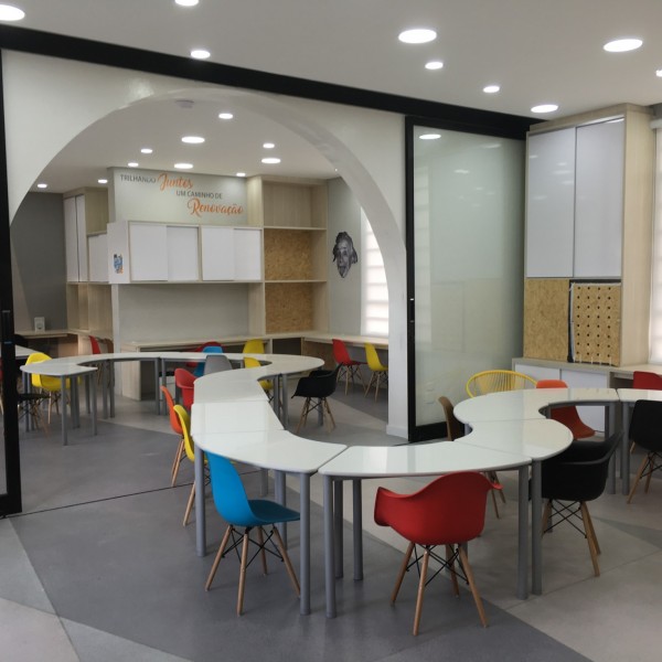 Vista da Incubadora de Aulas / Espaço de Experimentação 4 (Sala Conceito – Layout 2). (Ar:Co – Arquitetura Cooperativa).