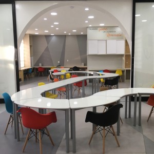 Vista da Incubadora de Aulas / Espaço de Experimentação 5 (Sala Conceito – Layout 2). (Ar:Co – Arquitetura Cooperativa).
