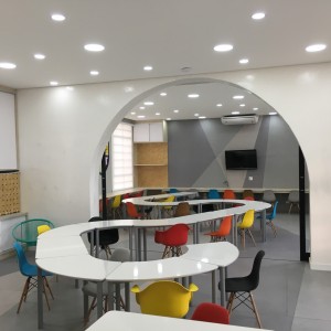 Vista da Incubadora de Aulas / Espaço de Experimentação 7 (Sala Conceito – Layout 2). (Ar:Co – Arquitetura Cooperativa).