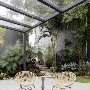 Vista do jardim interno da loja. (Ar:Co – Arquitetura Cooperativa).