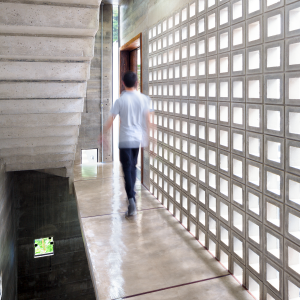 Circulação vertical protegida por cobogós de concreto. (Ar:Co – Arquitetura Cooperativa).