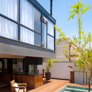 Vista da Fachada Posterior  e área de lazer da casa. (Ar:Co – Arquitetura Cooperativa).