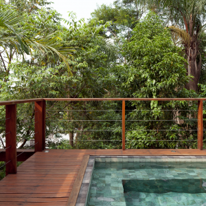 Vista do deck da piscina para a área de proteção ambiental. (Ar:Co – Arquitetura Cooperativa).