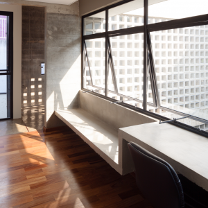 Detalhe do banco e da mesa de concreto. (Ar:Co – Arquitetura Cooperativa).