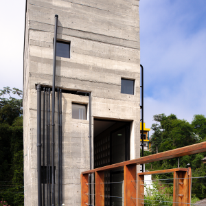 Vista da caixa de concreto que protege a circulação vertical. (Ar:Co – Arquitetura Cooperativa).
