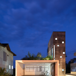 Vista noturna da fachada frontal. (Ar:Co – Arquitetura Cooperativa).
