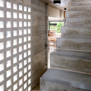 Detalhes da escada de concreto. Vista da caixa de concreto que protege a circulação vertical. (Ar:Co – Arquitetura Cooperativa).