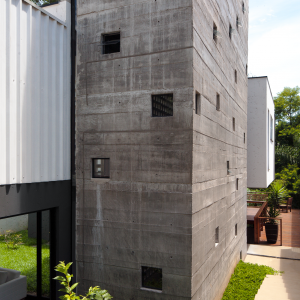 Vista da caixa de concreto que protege a circulação vertical. (Ar:Co – Arquitetura Cooperativa).