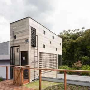 Vista da caixa de concreto que protege a circulação vertical. (Ar:Co – Arquitetura Cooperativa).
