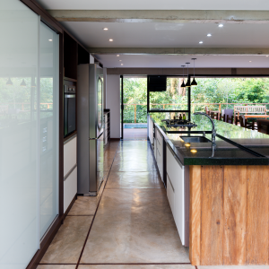 Vista da Cozinha. (Ar:Co – Arquitetura Cooperativa).