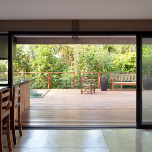 Vista do deck da piscina. (Ar:Co – Arquitetura Cooperativa).