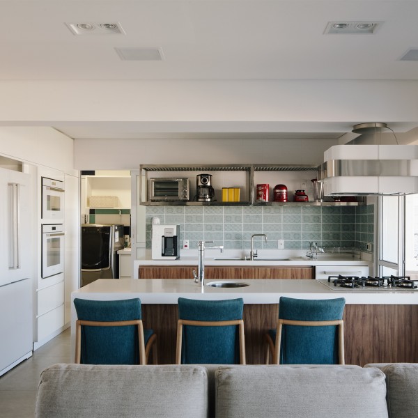 Vista da Sala de Estar para a Cozinha Integrada. (Ar:Co – Arquitetura Cooperativa).