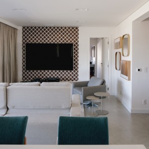 Vista da Cozinha para a Sala de Estar. (Ar:Co – Arquitetura Cooperativa).