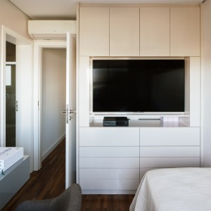 Vista de uma das suítes. (Ar:Co – Arquitetura Cooperativa).