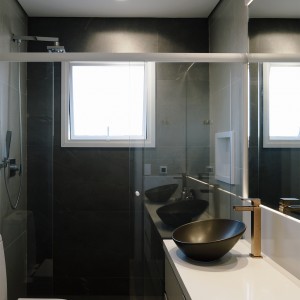 Vista do banheiro da suíte principal. (Ar:Co – Arquitetura Cooperativa).