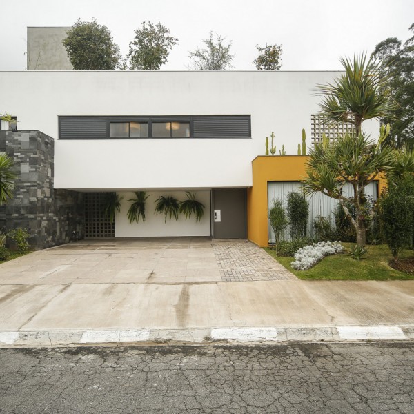 Fachada Frontal. (Ar:Co – Arquitetura Cooperativa).