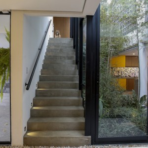 Escada de acesso ao pavimento superior. (Ar:Co – Arquitetura Cooperativa).