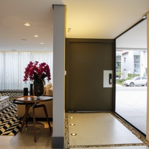 Vista do acesso / Sala de Estar. (Ar:Co – Arquitetura Cooperativa).